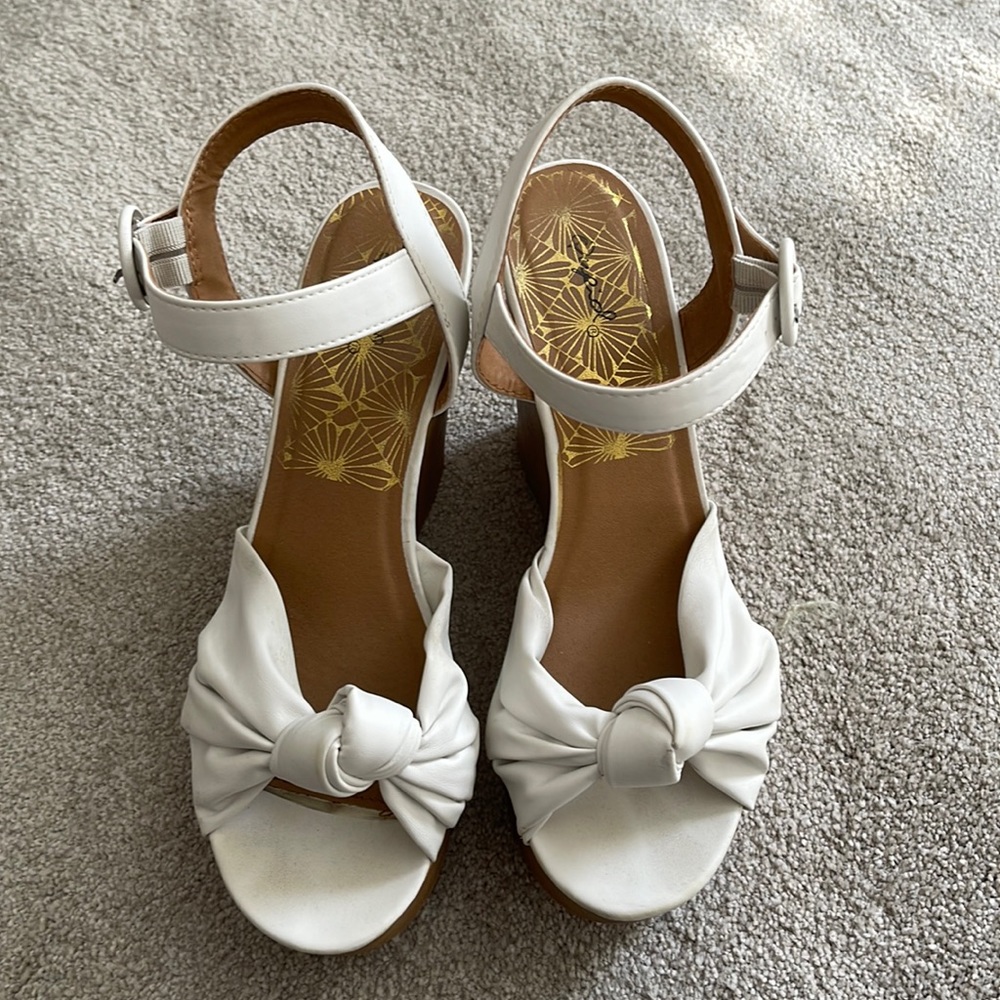 White wedges